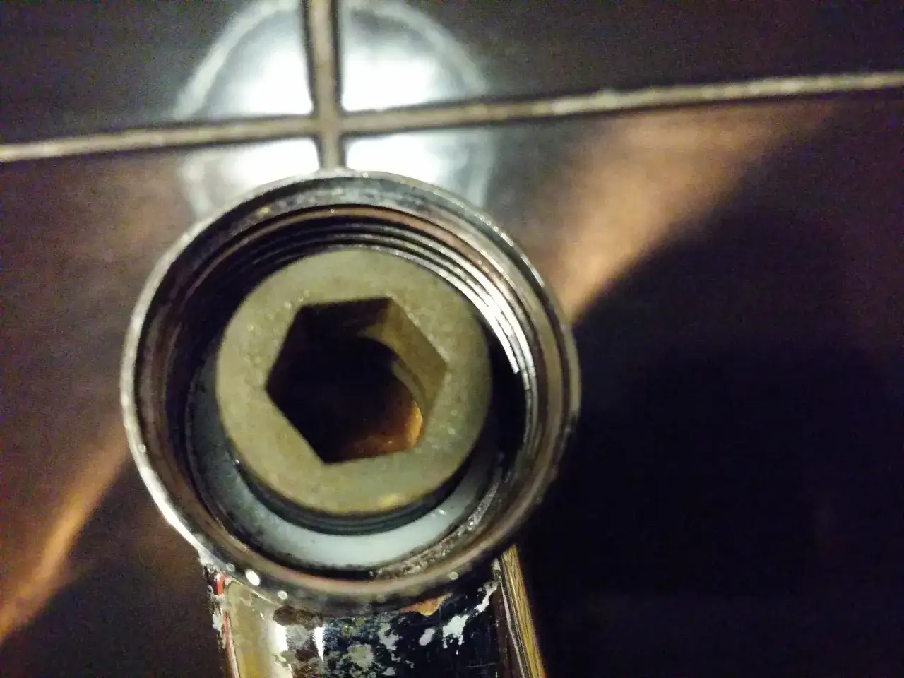 Cieknąca wylewka baterii kuchennej