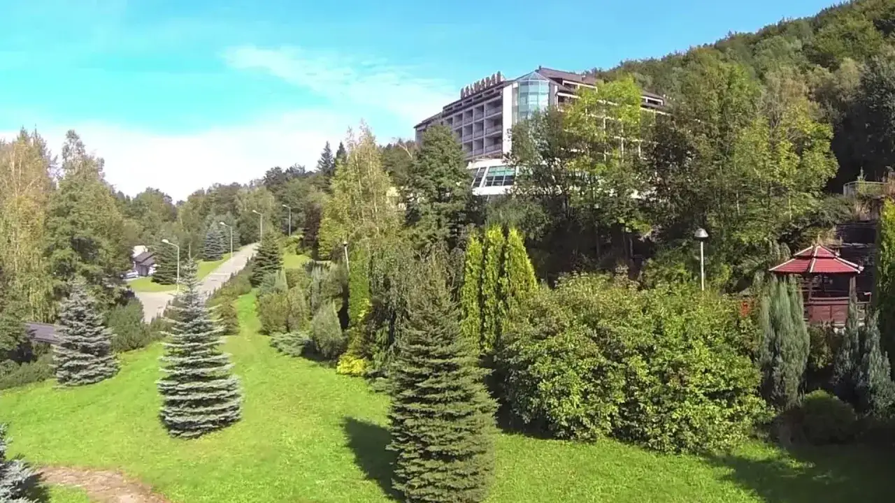 Hotel Belweder w Ustroniu otoczony zielenią. Wiele pozytywnych hotel belweder ustroń opinie potwierdza urok tego miejsca.