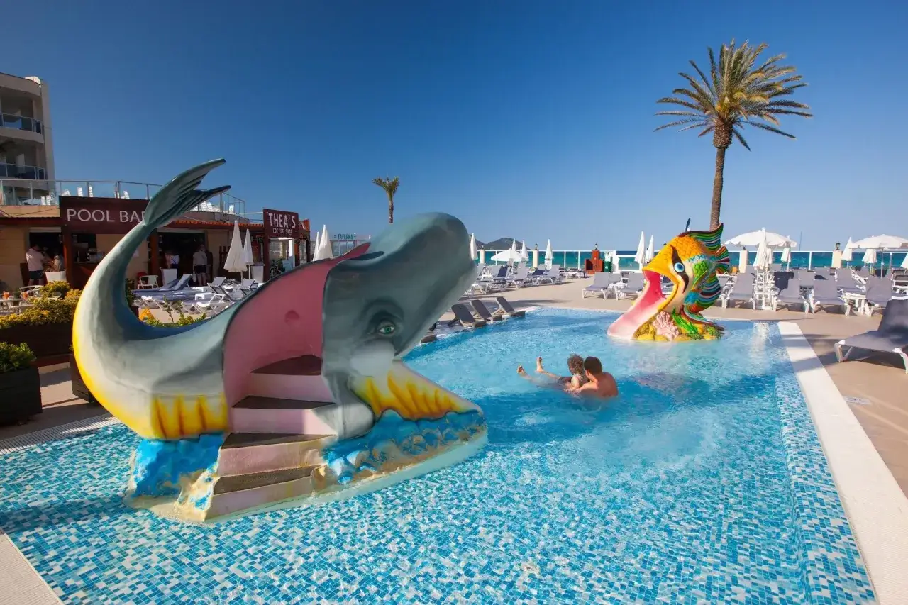 Rodzina bawiąca się w hotelowym aquaparku na Majorce