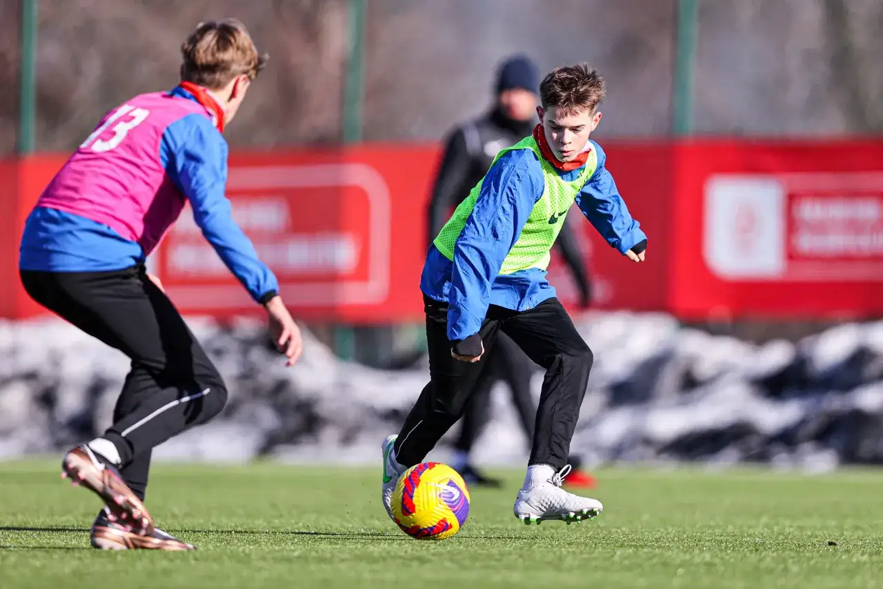 młodzi piłkarze grają w piłkę nożną