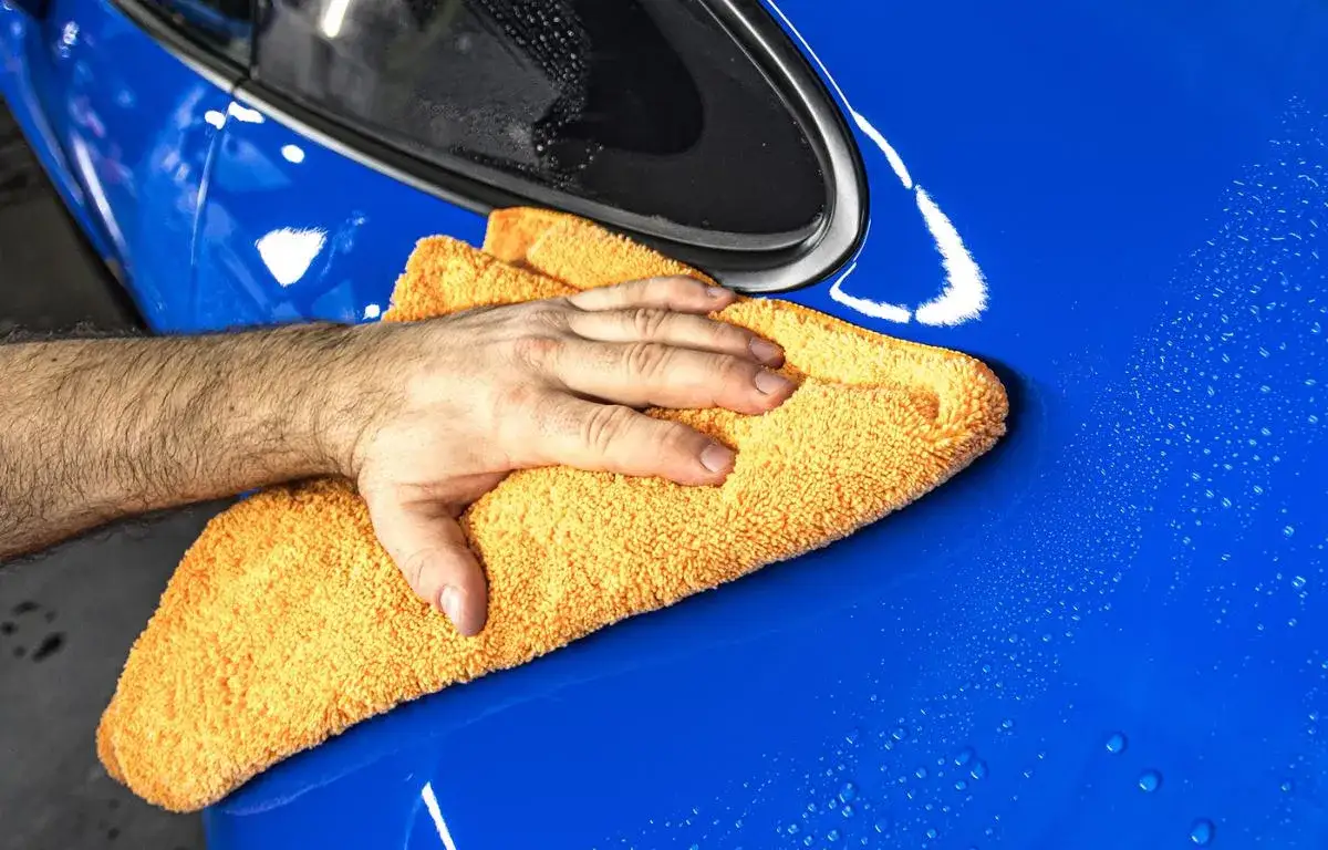 Woskowanie samochodu przed zimą i latem