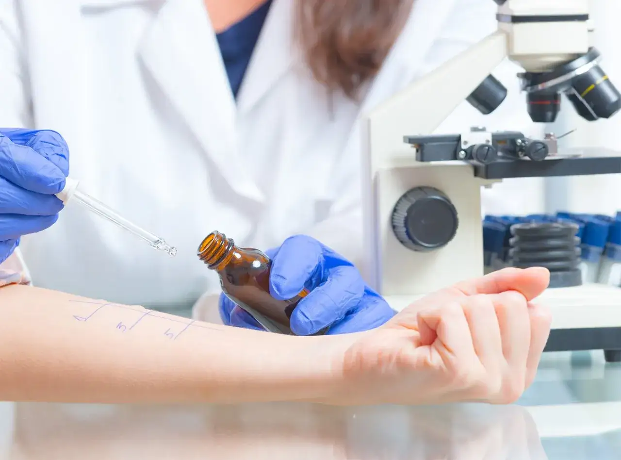 Naukowiec w laboratorium, mikroskop, badania kliniczne alergia