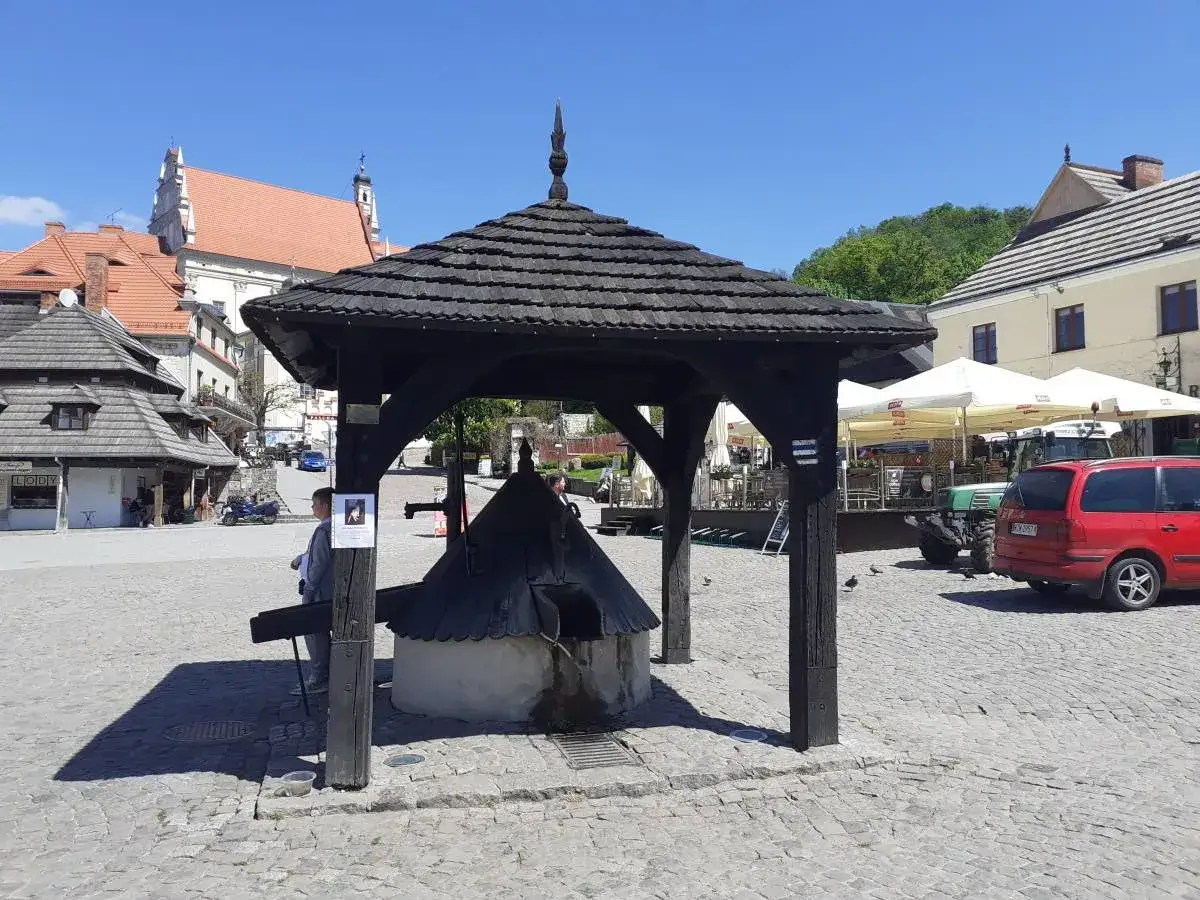 Rynek Kazimierz Dolny kamienice Przybyłów studnia