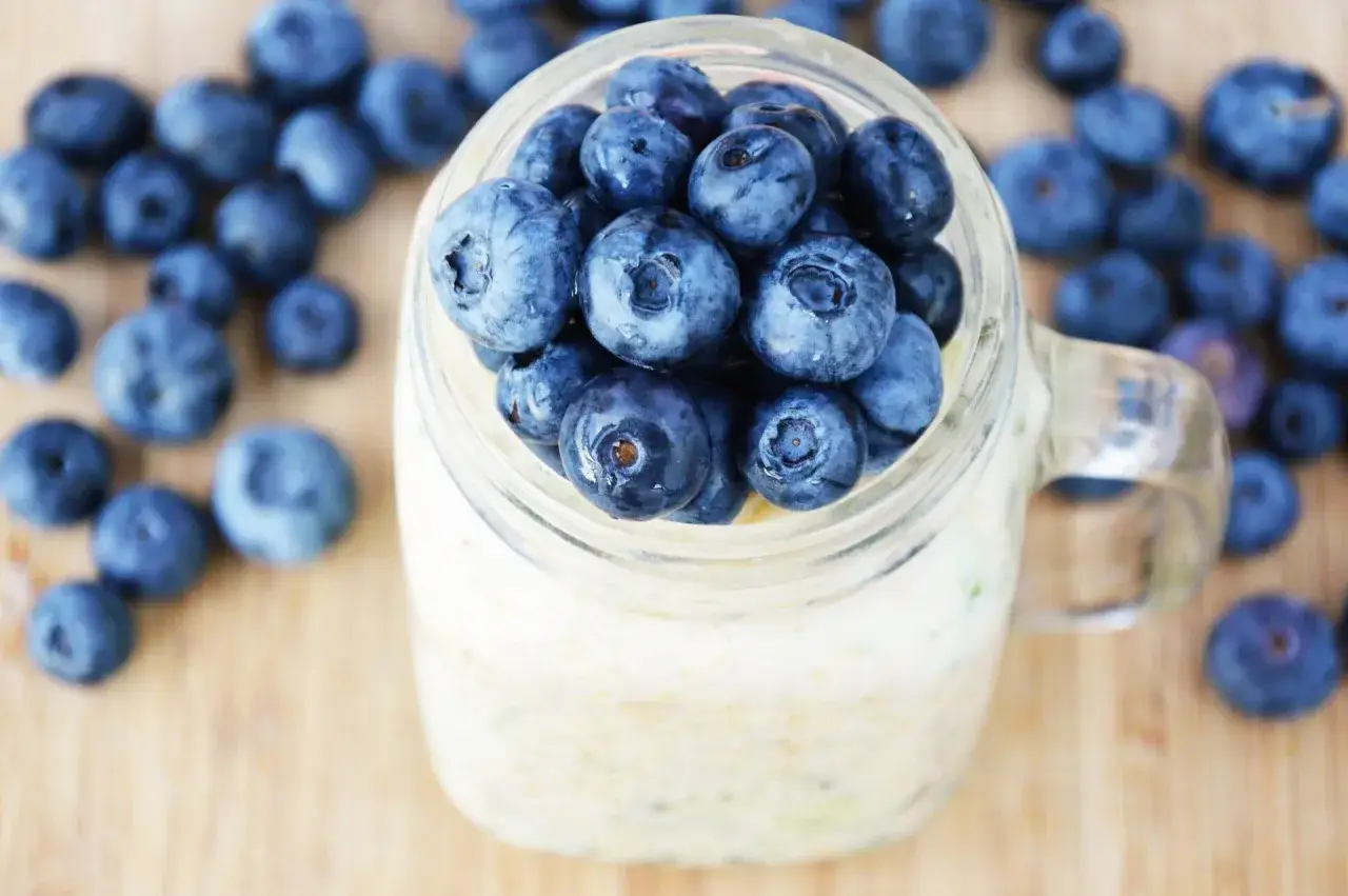 Słoik z owsianką i borówkami, idealny przepis na zdrową owsiankę.