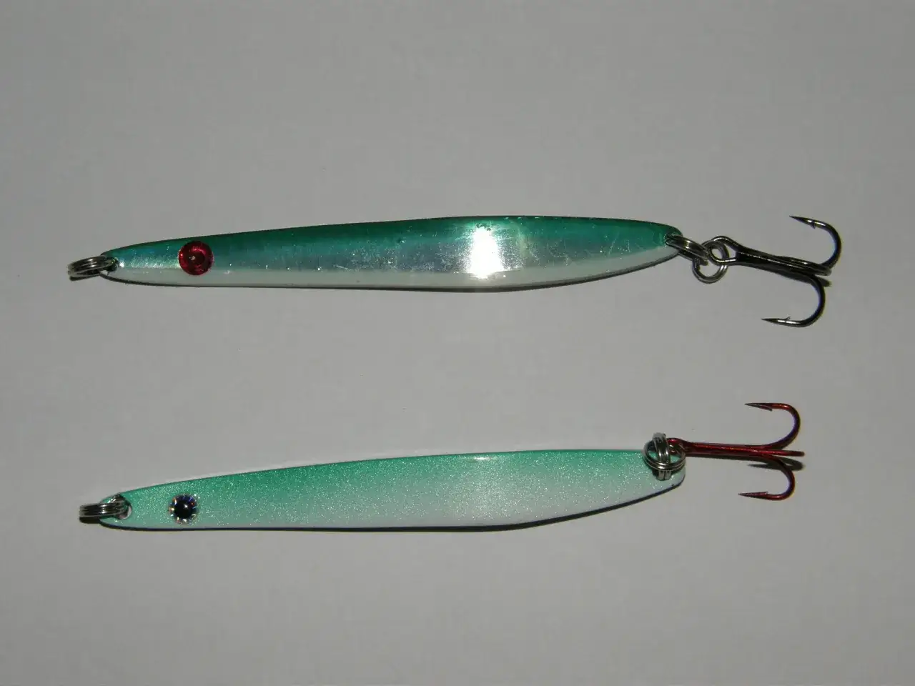 Technika prowadzenia przynęty na belonę szybko pod powierzchnią