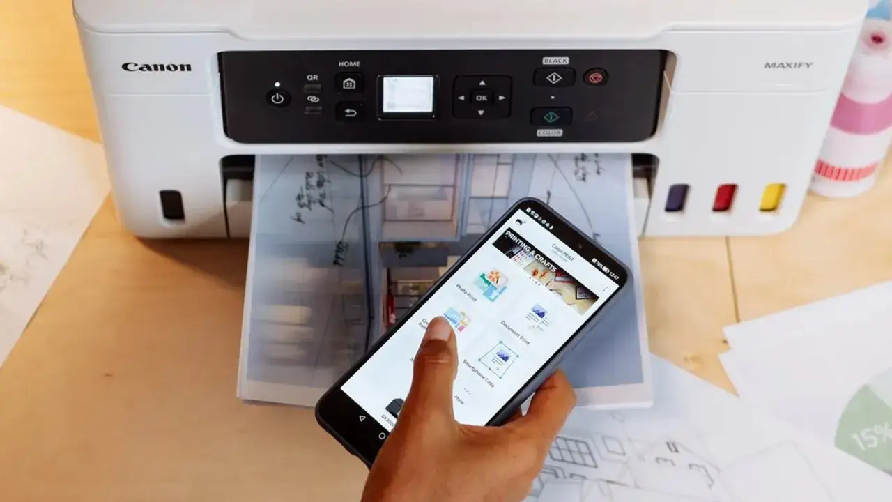 Drukuj z telefonu łatwo i szybko. Smartfon z aplikacją Canon PRINT steruje drukarką MAXIFY, drukując dokumenty i zdjęcia.