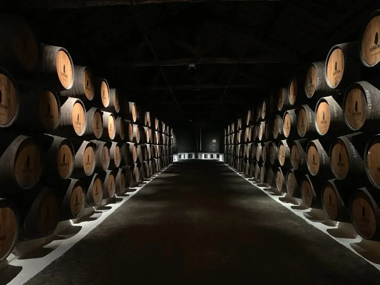 W piwnicy pełnej beczek dojrzewa alkohol. Tu zaczyna się historia, jak zrobic whiskey.