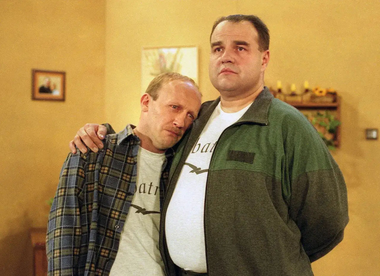 Tadeusz Norek opiera głowę na ramieniu przyjaciela.