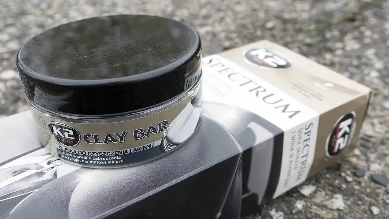 Słoiczek z glinką do czyszczenia lakieru K2 Clay Bar i opakowanie K2 Spectrum. Idealne do glinkowania lakieru.