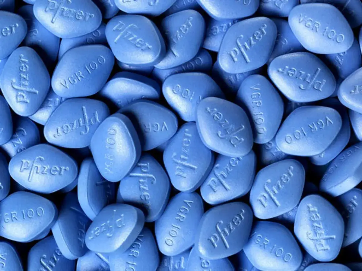 Niebieskie tabletki z napisem Pfizer i VGR 100. Czy Viagra jest na receptę? To pytanie nurtuje wielu.