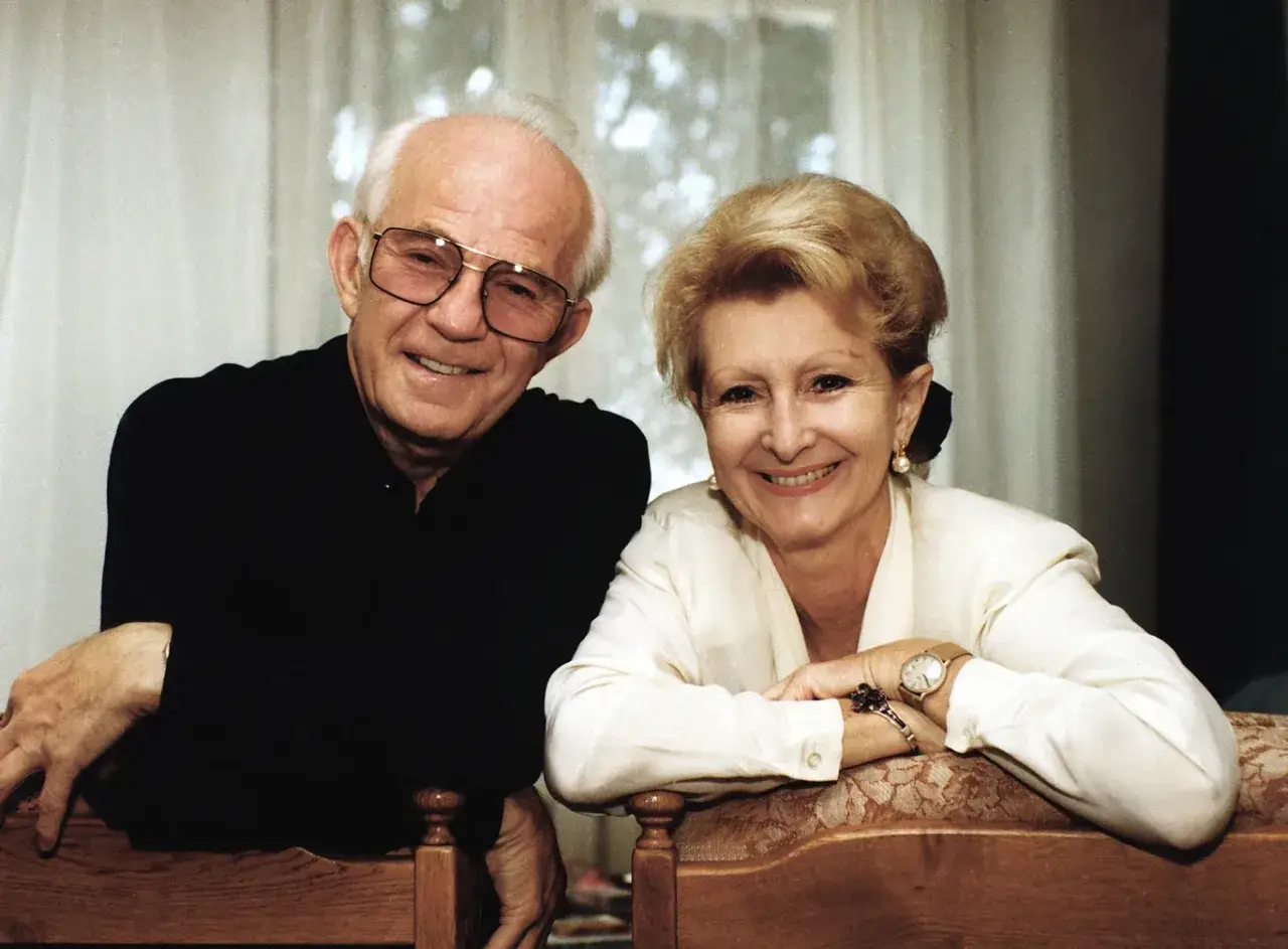 Jerzy Antczak i Jadwiga Barańska, para twórców niezapomnianych filmów, uśmiechają się do kamery.