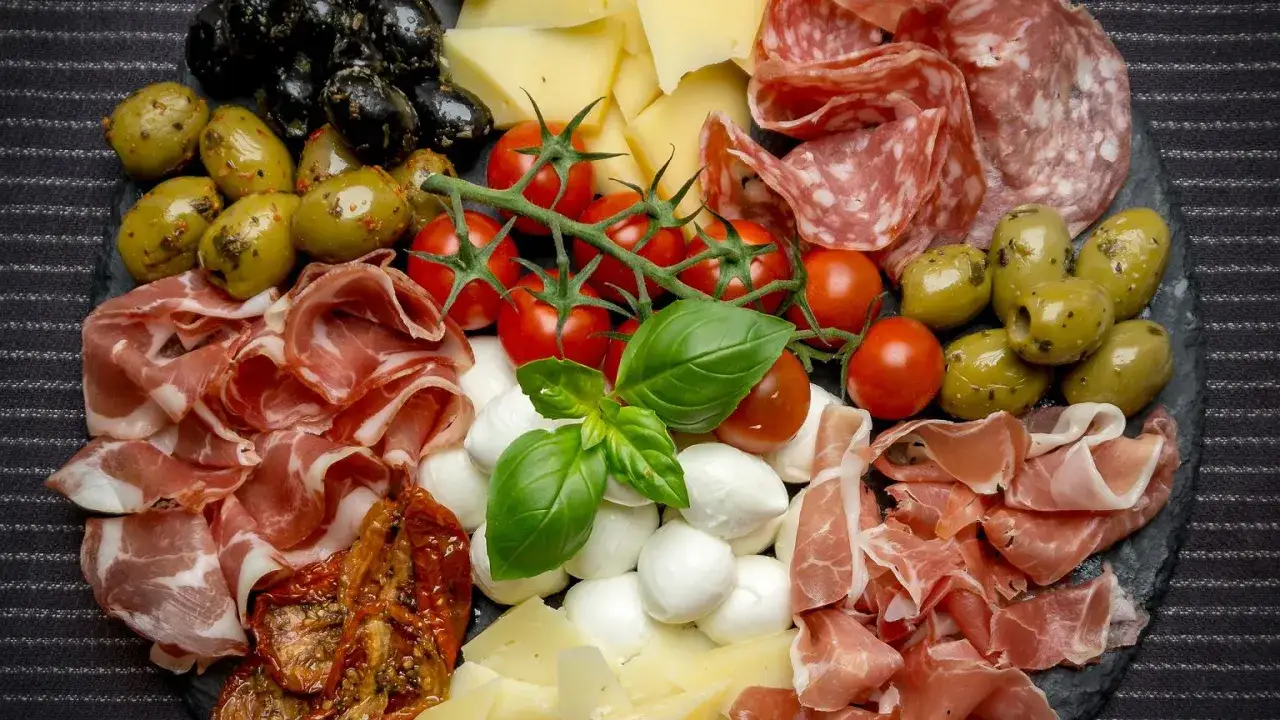 St&oacute;ł z szybkimi przekąskami i napojami, deska ser&oacute;w