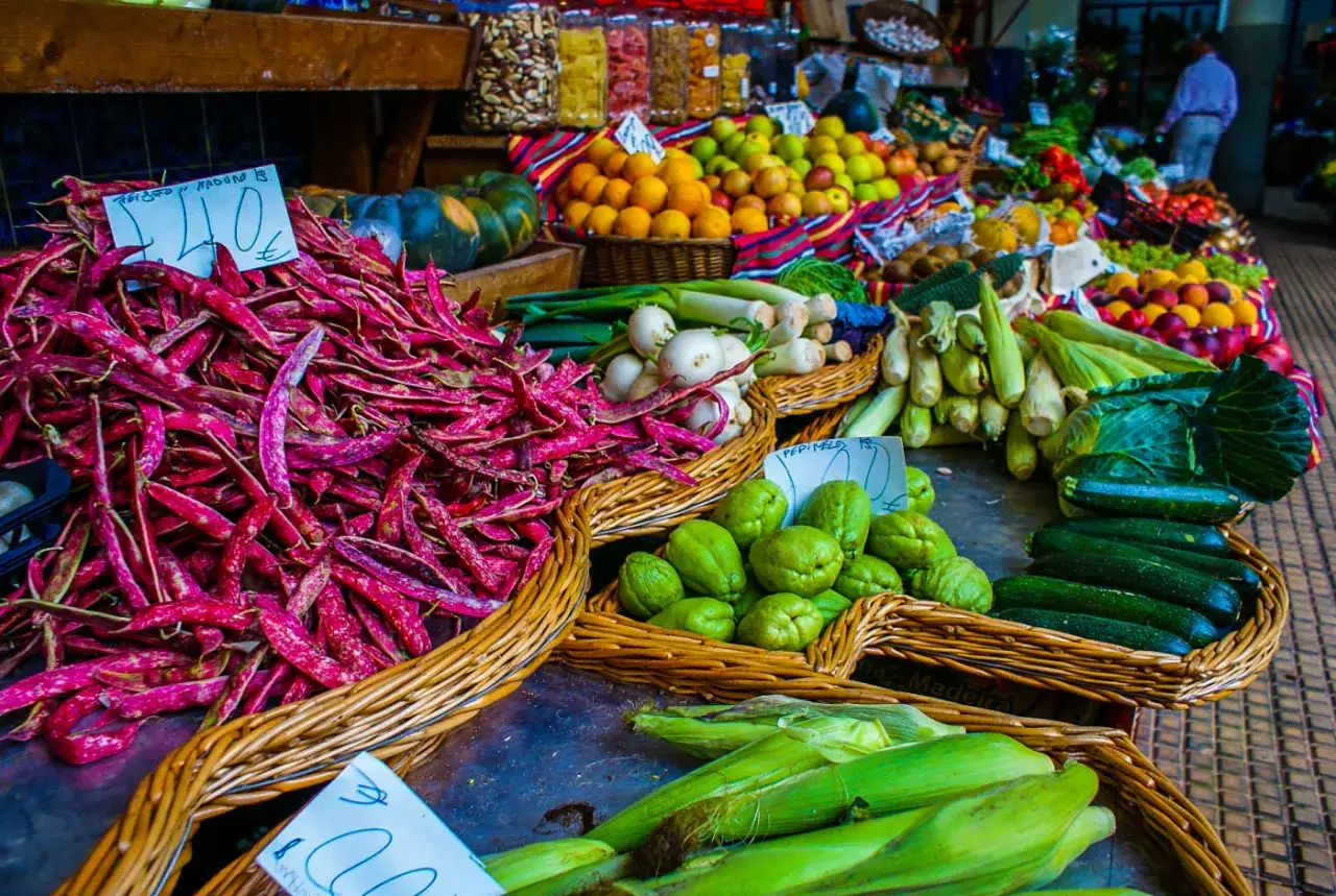 Kolorowe stragany z warzywami i owocami na Maderze. Zastanawiasz się, co przywieźć z Madery do jedzenia? Wybierz fasolkę, cukinie, kukurydzę lub inne lokalne specjały.