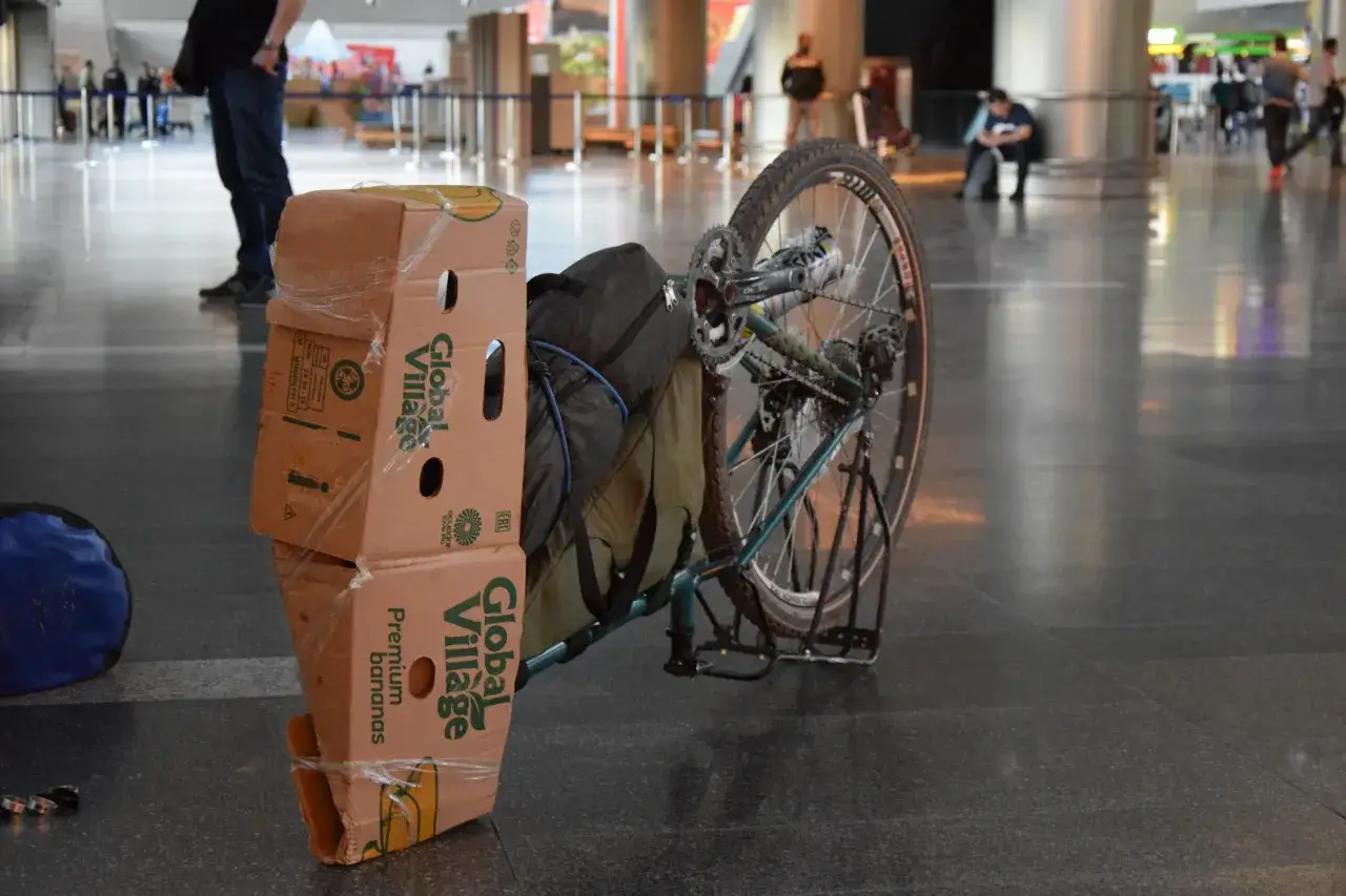 Rower zapakowany do transportu lotniczego