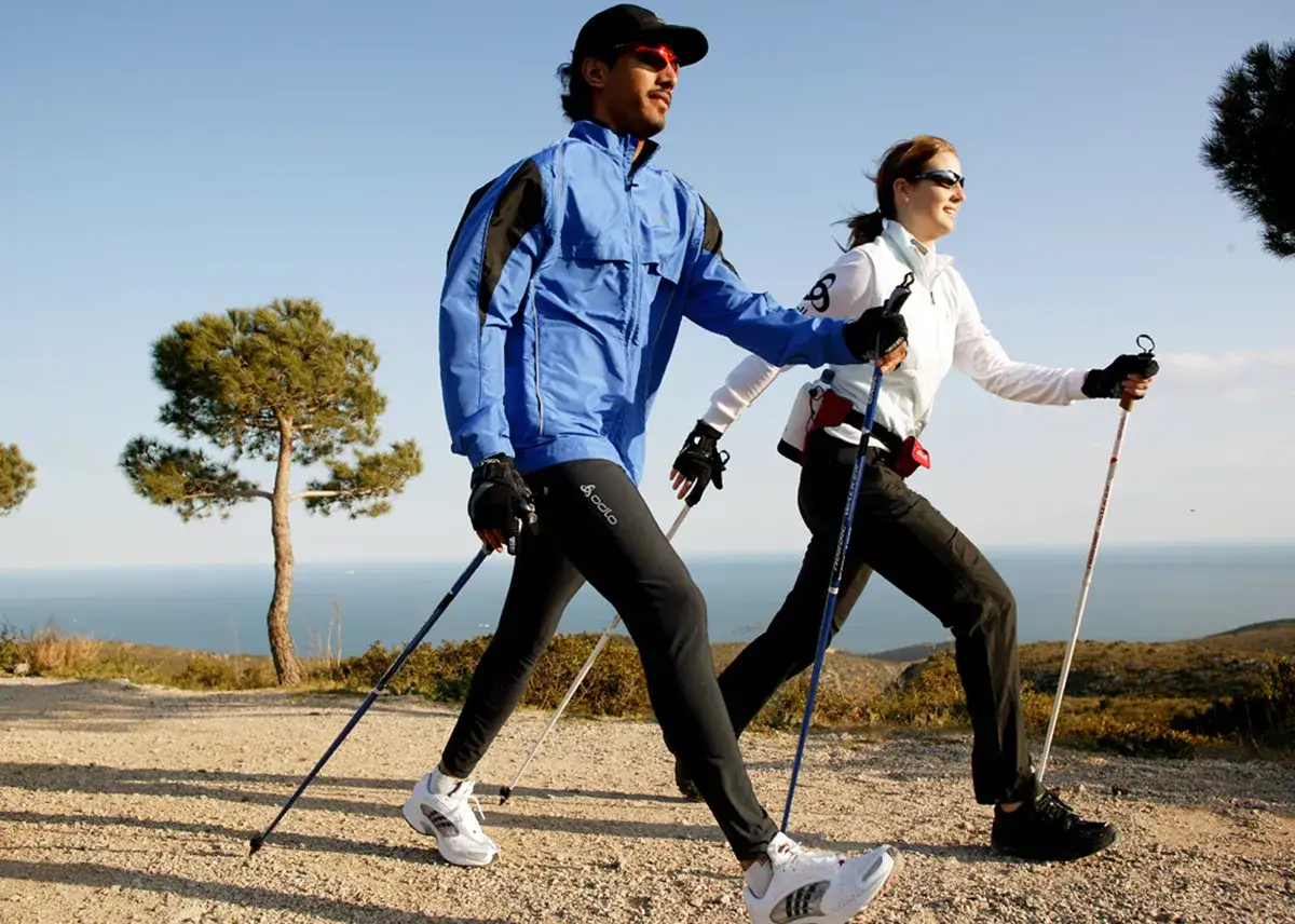 osoba uprawiająca nordic walking