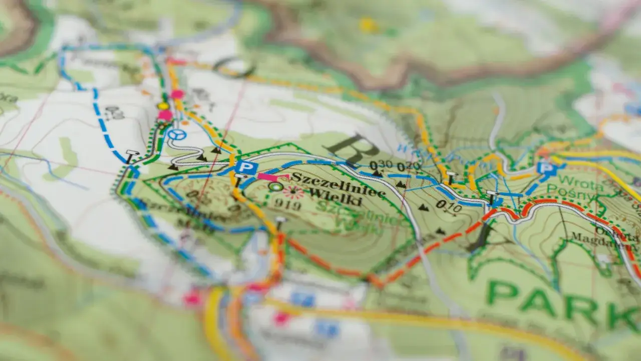 Mapa turystyczna z zaznaczonymi szlakami. Widać fragment z nazwą 