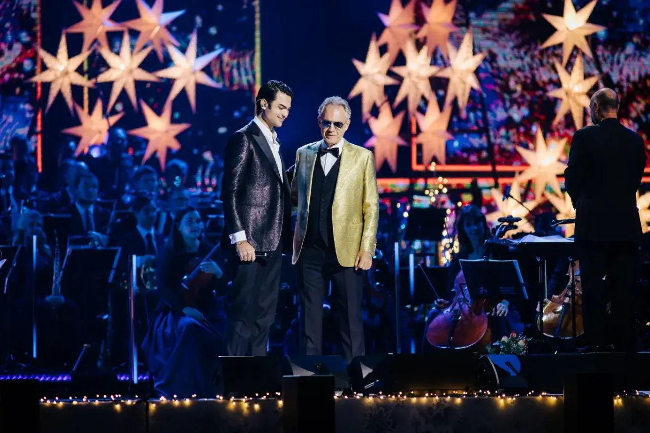 Andrea Bocelli w złotym fraku i młody tenor na scenie z orkiestrą. Zastanawiasz się, ile trwa koncert Andrea Bocelli?