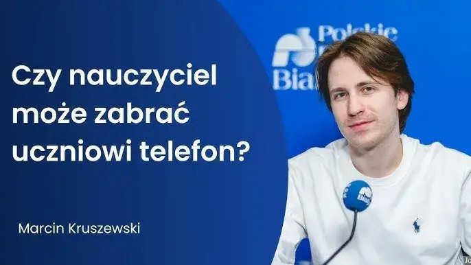nauczyciel zabiera telefon uczeń