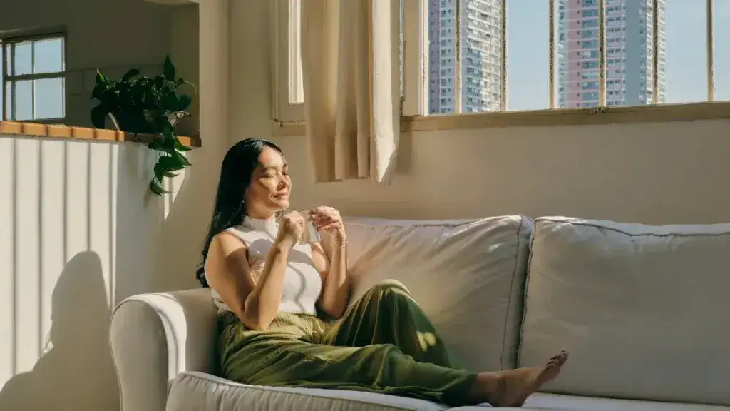 kobieta praktykująca mindfulness w domu