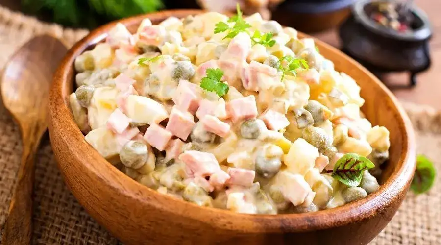 Zdjęcie Jak doprawić sałatkę jarzynową, aby uniknąć mdłego smaku