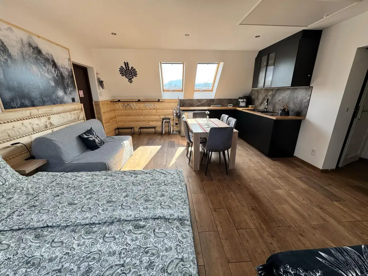Przytulny apartament z widokiem na góry, idealny po dniu spędzonym w hotelu przy termach Chochołowskich.