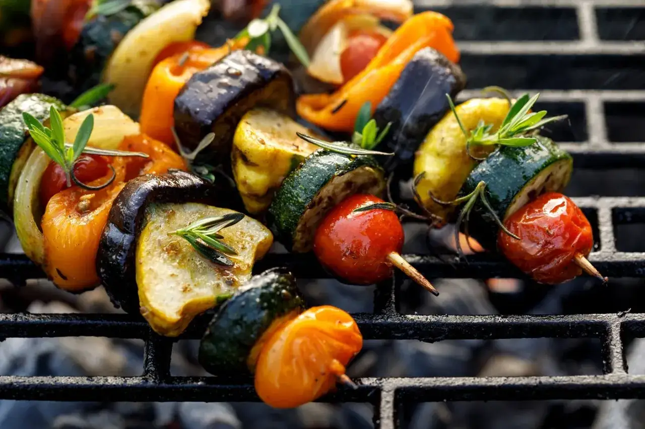 Kolorowe szaszłyki warzywne z cukinią, papryką i pomidorkami na grillu. Idealne co na grilla!