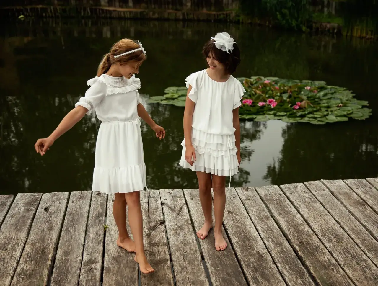 Dziewczynka w sukience na przebranie po komunii bawi się swobodnie