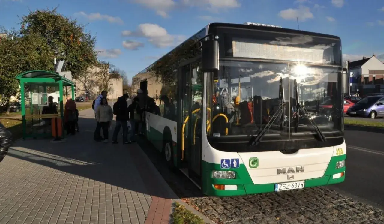 Autobus PKS Szczecinek zatrzymuje się na przystanku. Ludzie wsiadają, sprawdzając pks szczecinek rozkład jazdy.