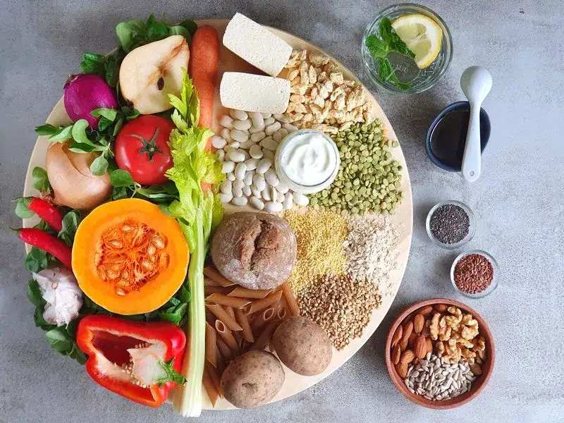 zbilansowany wegetariański posiłek, talerz z warzywami strączkami zbożami