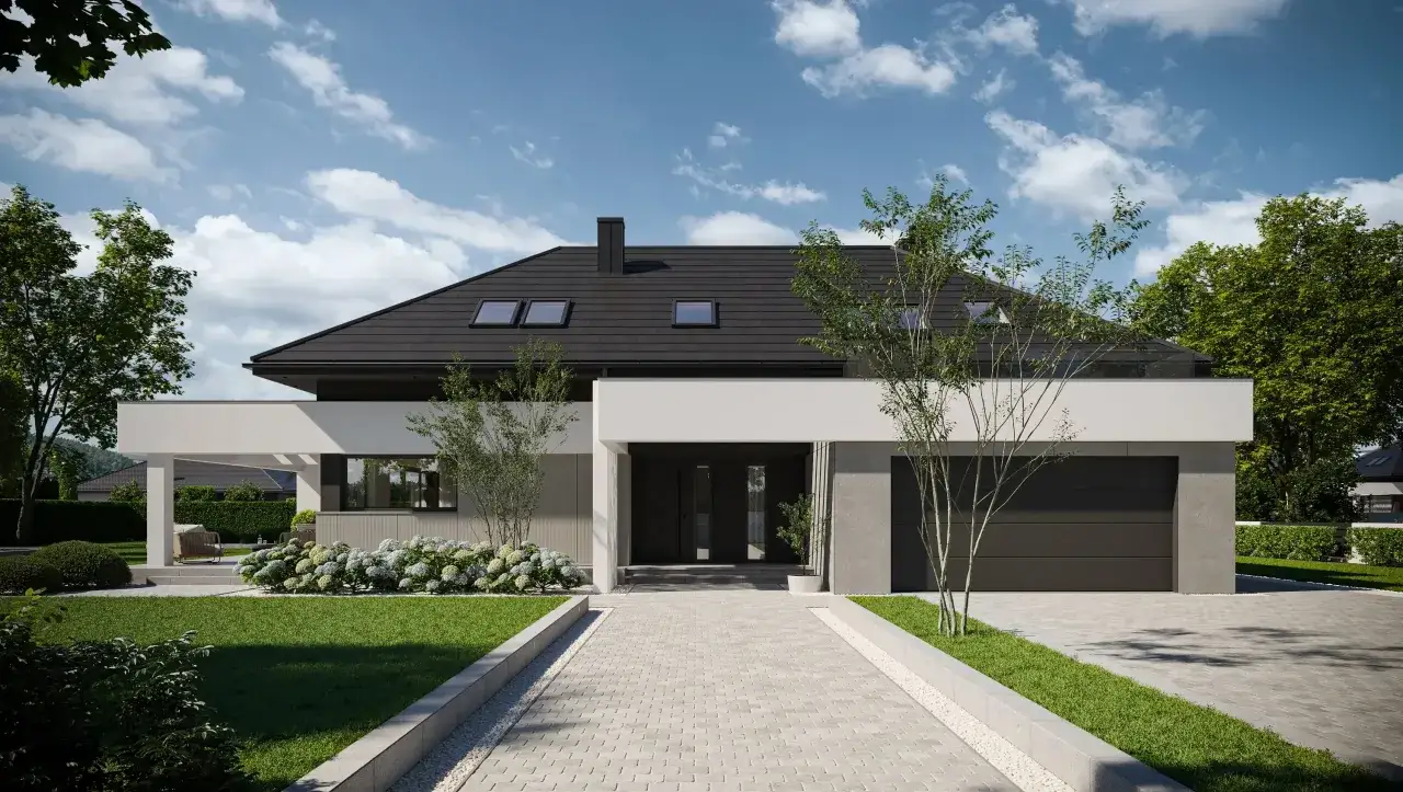 Nowoczesna elewacja domu parterowego z ciemnym dachem, dużymi oknami i zadbanym ogrodem.
