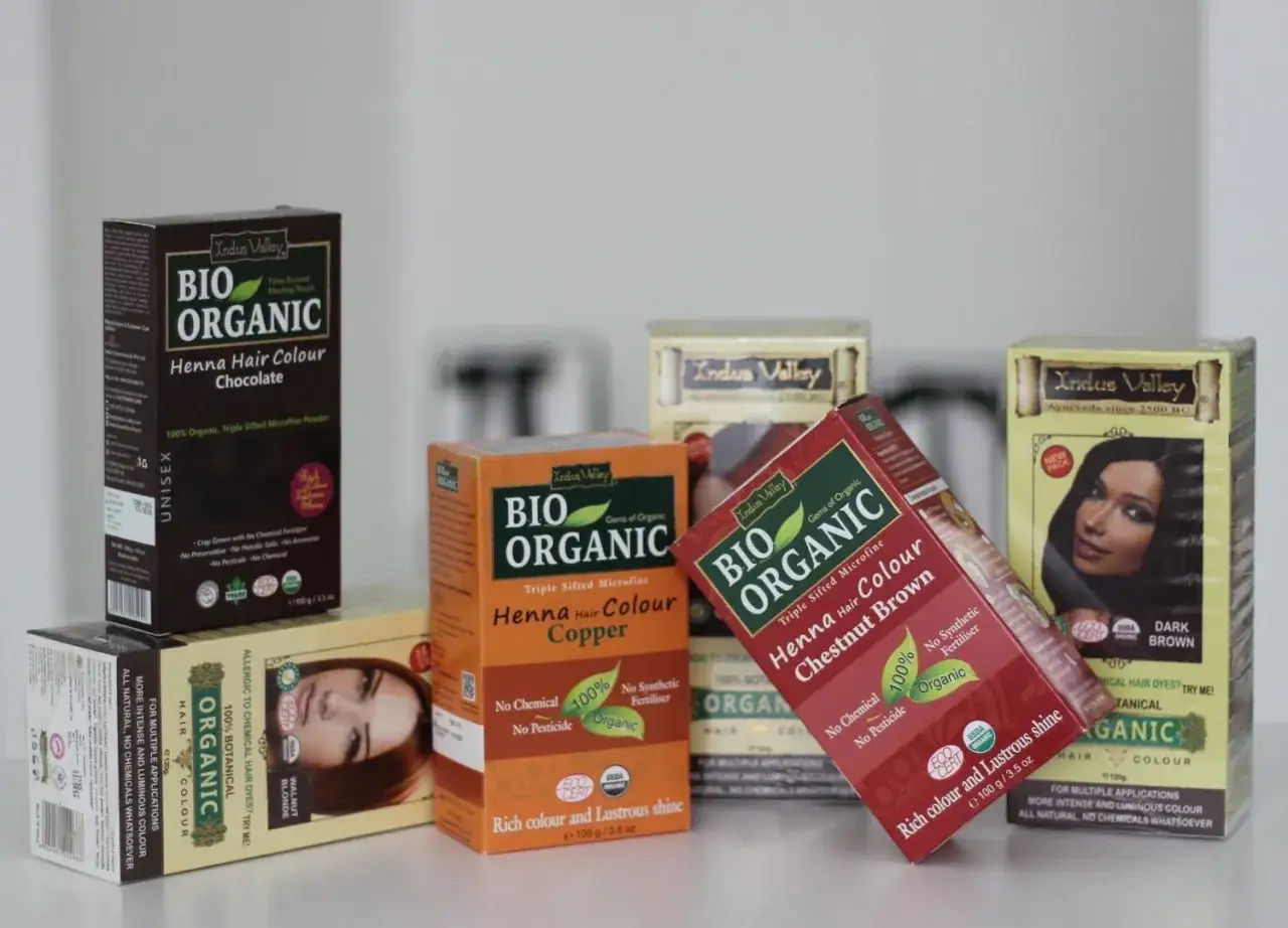 różne rodzaje henny do włosów w proszku