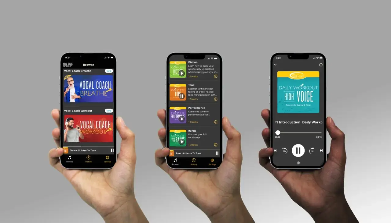 Trzy telefony z aplikacją do nauki śpiewu. Na ekranach widać kursy: 