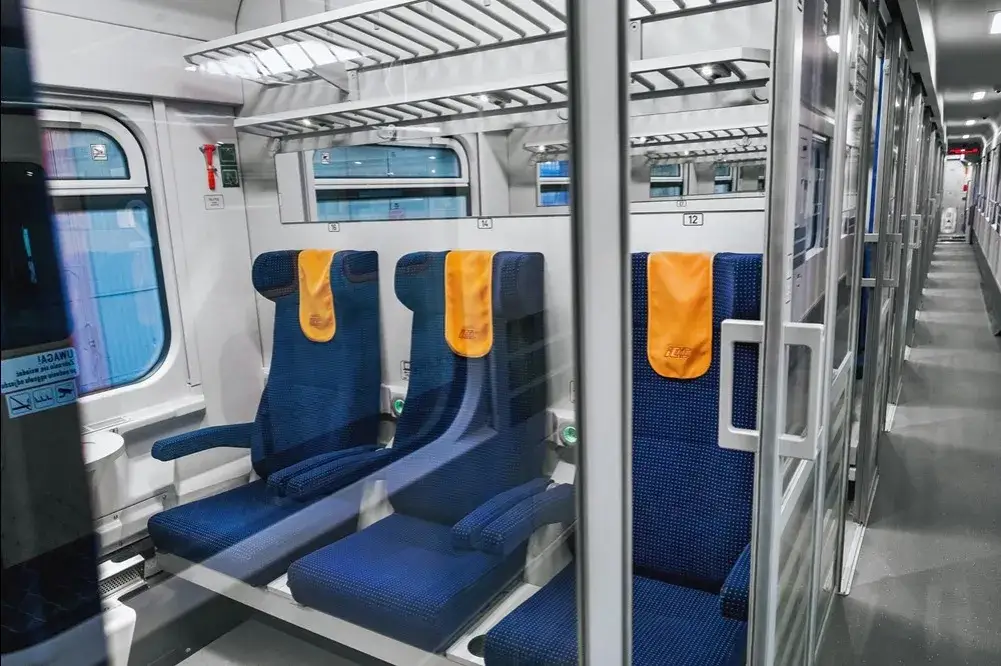 wnętrze zmodernizowanego wagonu pkp intercity