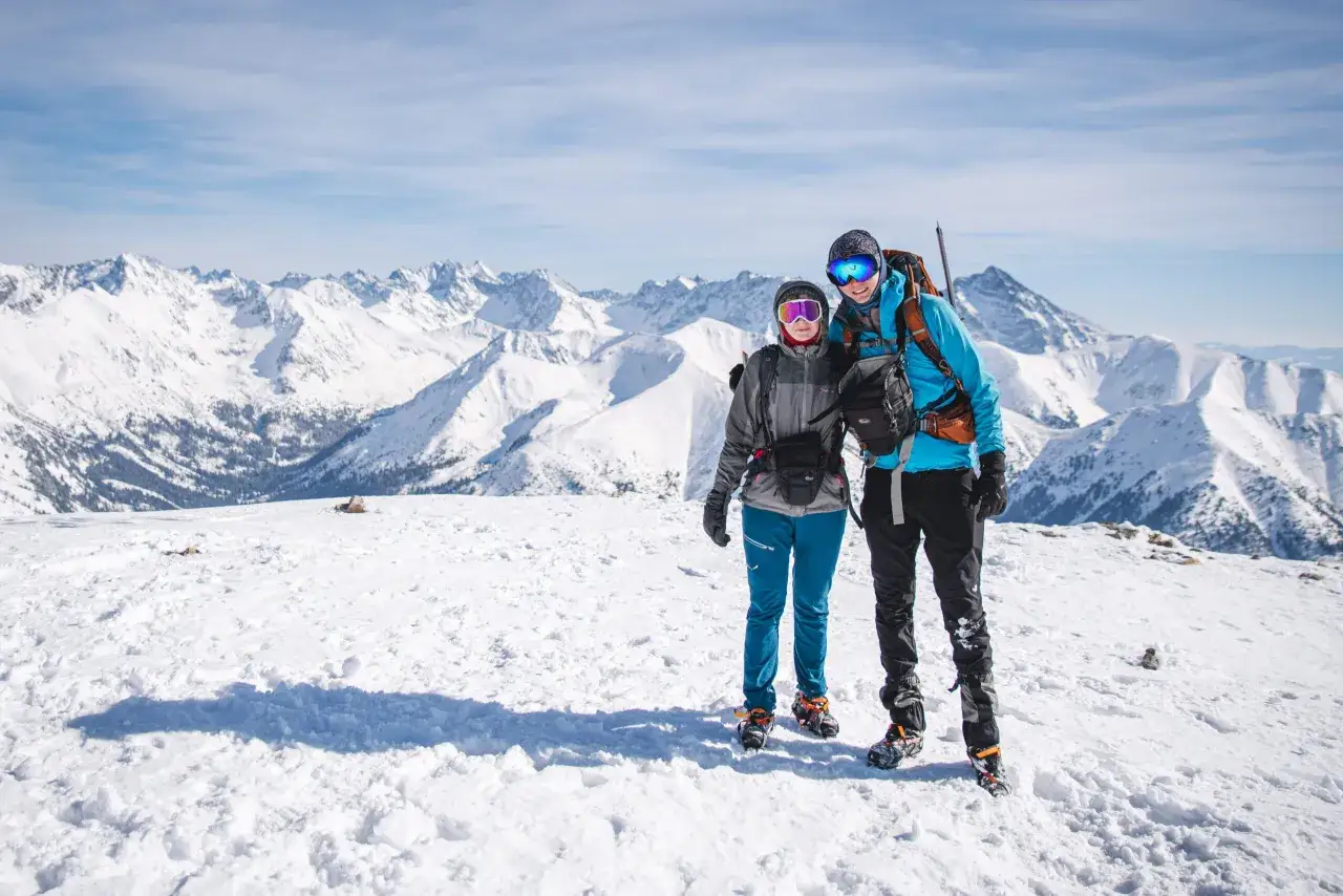 Para z uśmiechem na szczycie ośnieżonych g&oacute;r. Czy szlak na Czerwone Wierchy jest trudny? Zależy od przygotowania i pogody, ale widoki wynagradzają wysiłek.