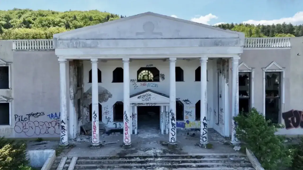 Opuszczony hotel Murat w Redzie, pokryty graffiti, z wybitymi oknami. Tajemnica, dlaczego upadł hotel Murat w Redzie, wciąż budzi zainteresowanie.