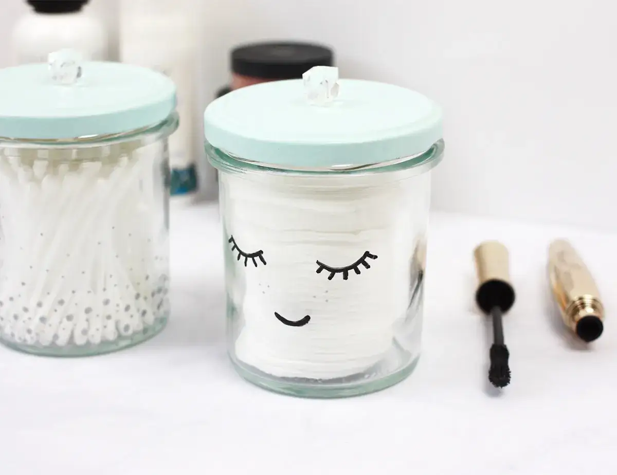 diy organizery łazienkowe słoiki