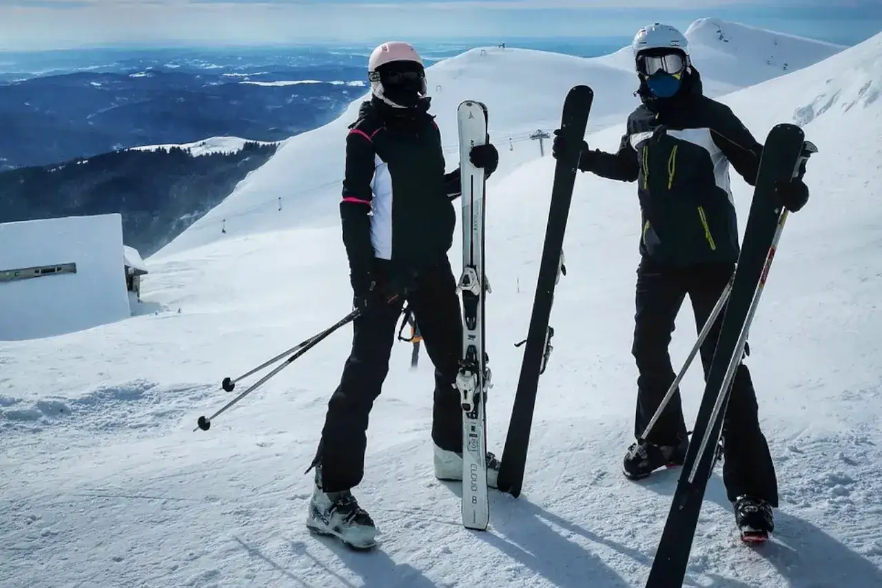 Porównanie długości kijków narciarskich dla różnych stylów jazdy freeride skitouring zjazd