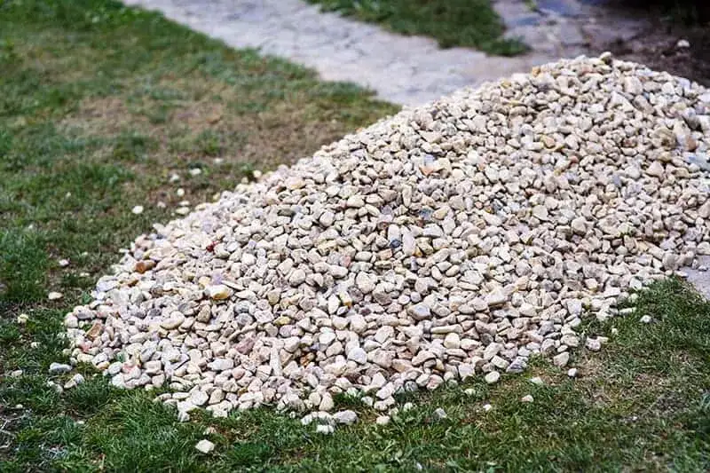 różne rodzaje kamienia na podjazd