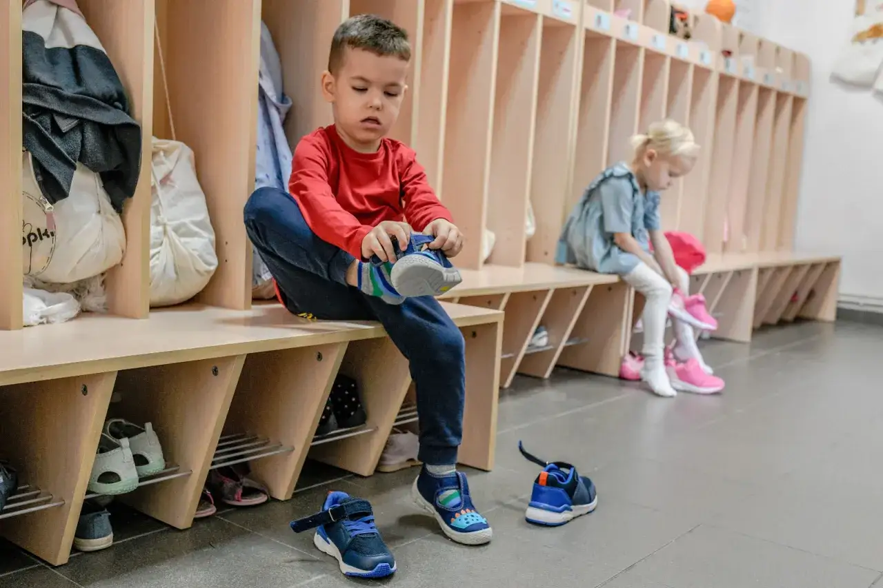 dziecko samodzielnie zakłada buty na rzepy