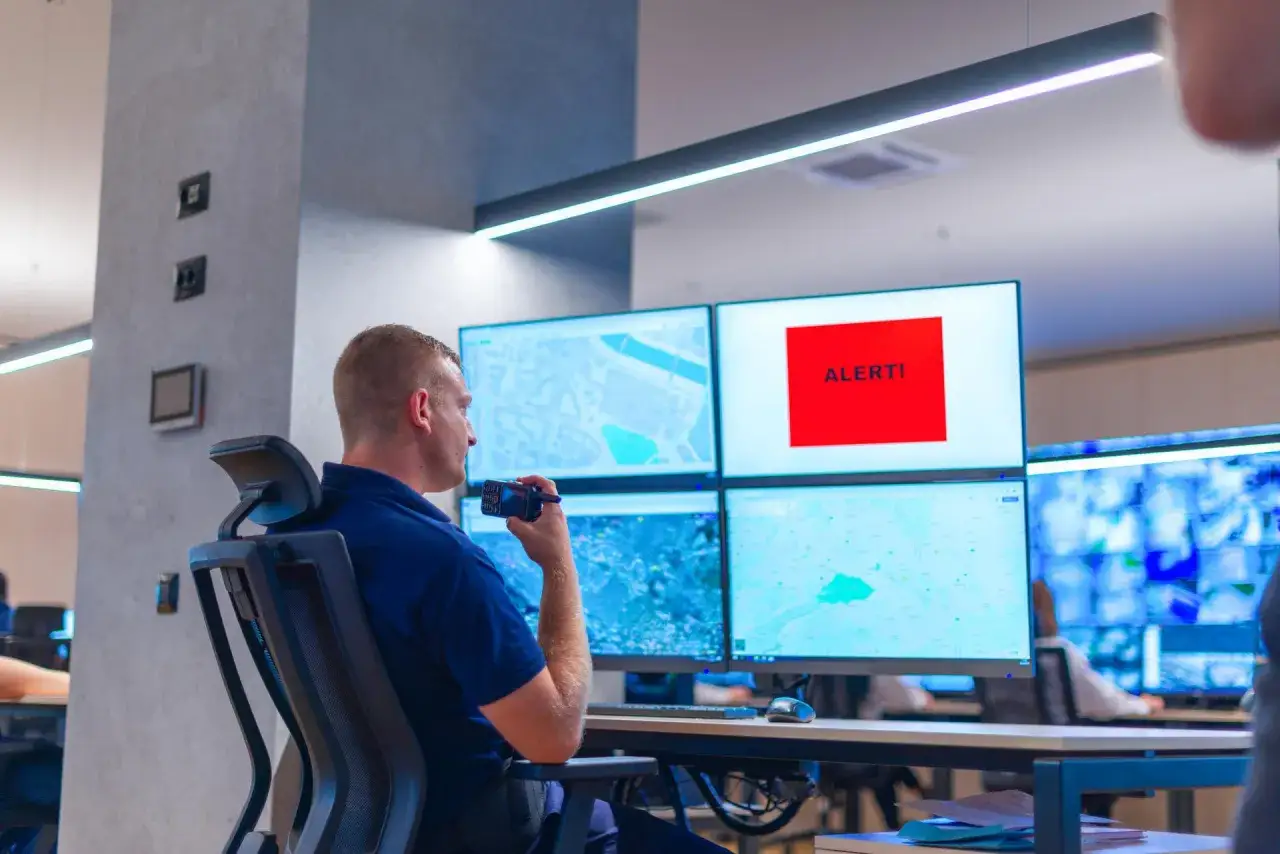 Operator monitoruje system, sprawdzając, czy monitoring pracowników w biurze co mówi kodeks pracy jest przestrzegany. Na ekranie czerwony komunikat