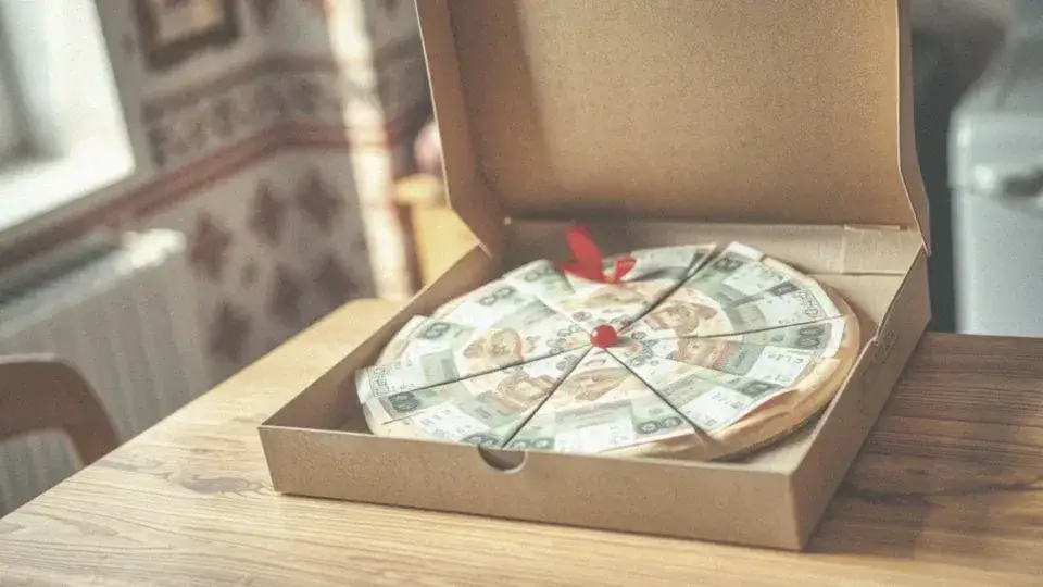 kreatywne pakowanie pieniędzy na ślub, bukiet z banknotów, balon z pieniędzmi