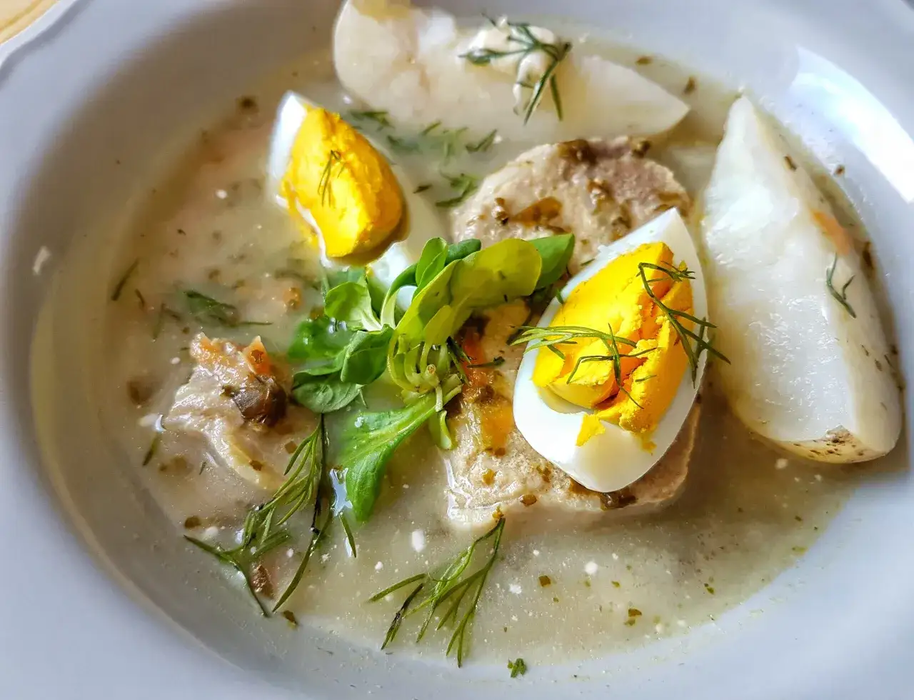 zupa szczawiowa z jajkiem i ziemniakami