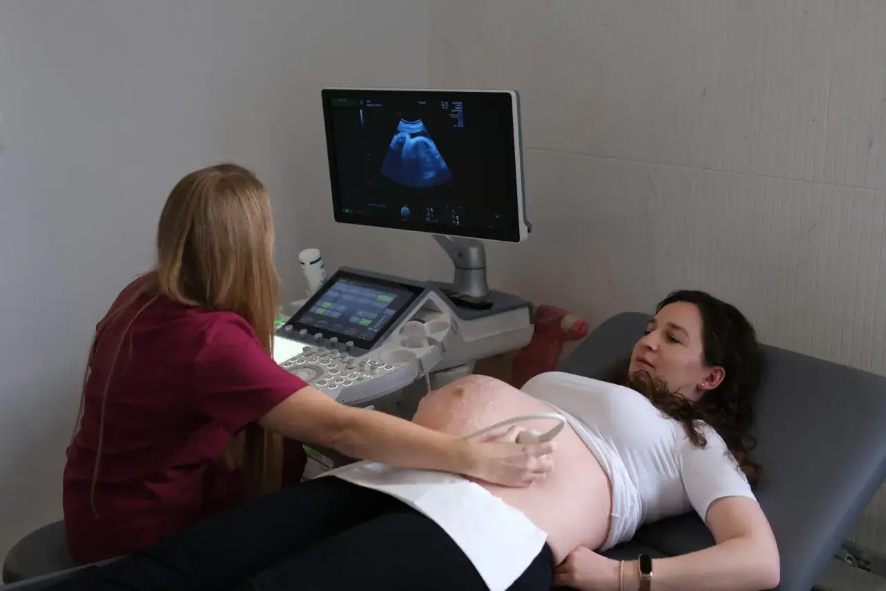 USG poł&oacute;wkowe termin ciąży