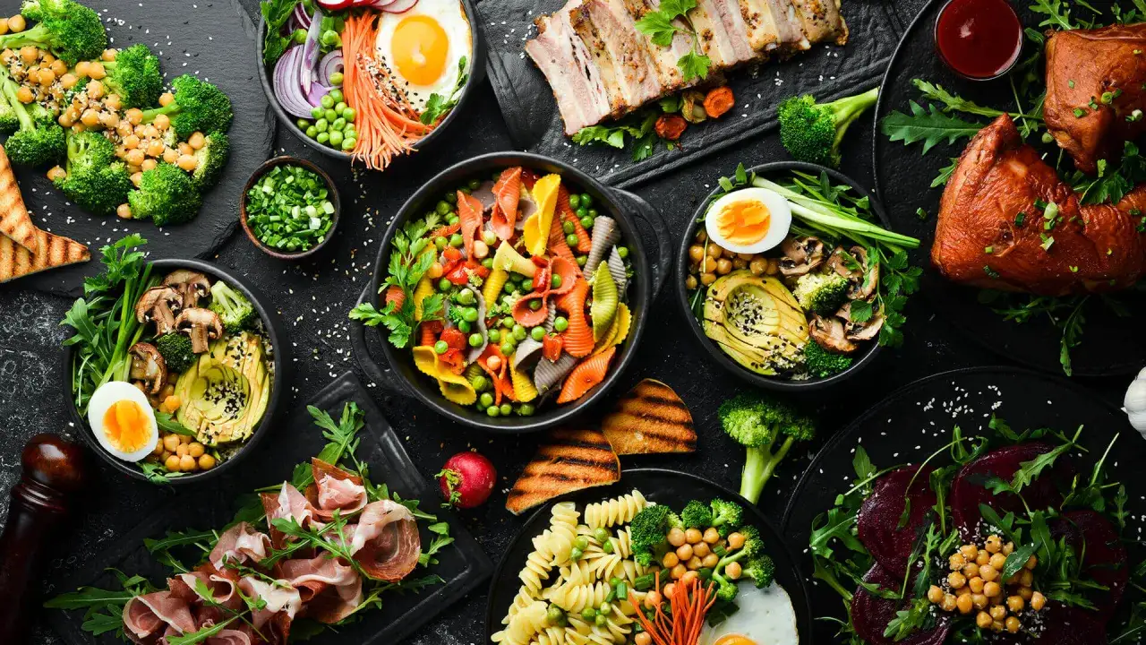 Szukasz najlepszych firm oferujących catering dla biur w dużych miastach? Oto inspiracja: kolorowe makarony, pieczone żeberka, sałatki z buraków i awokado, jajka sadzone, brokuły, ciecierzyca.