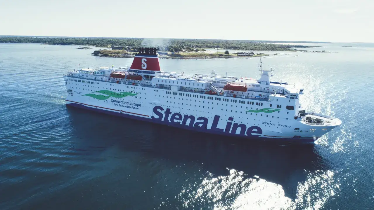 Prom Stena Line płynie po spokojnym morzu. Zastanawiasz się, ile kosztuje prom do Szwecji?