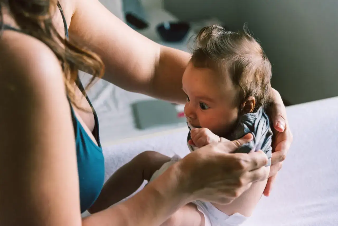 roczne dziecko raczkuje lub pr&oacute;buje wstawać