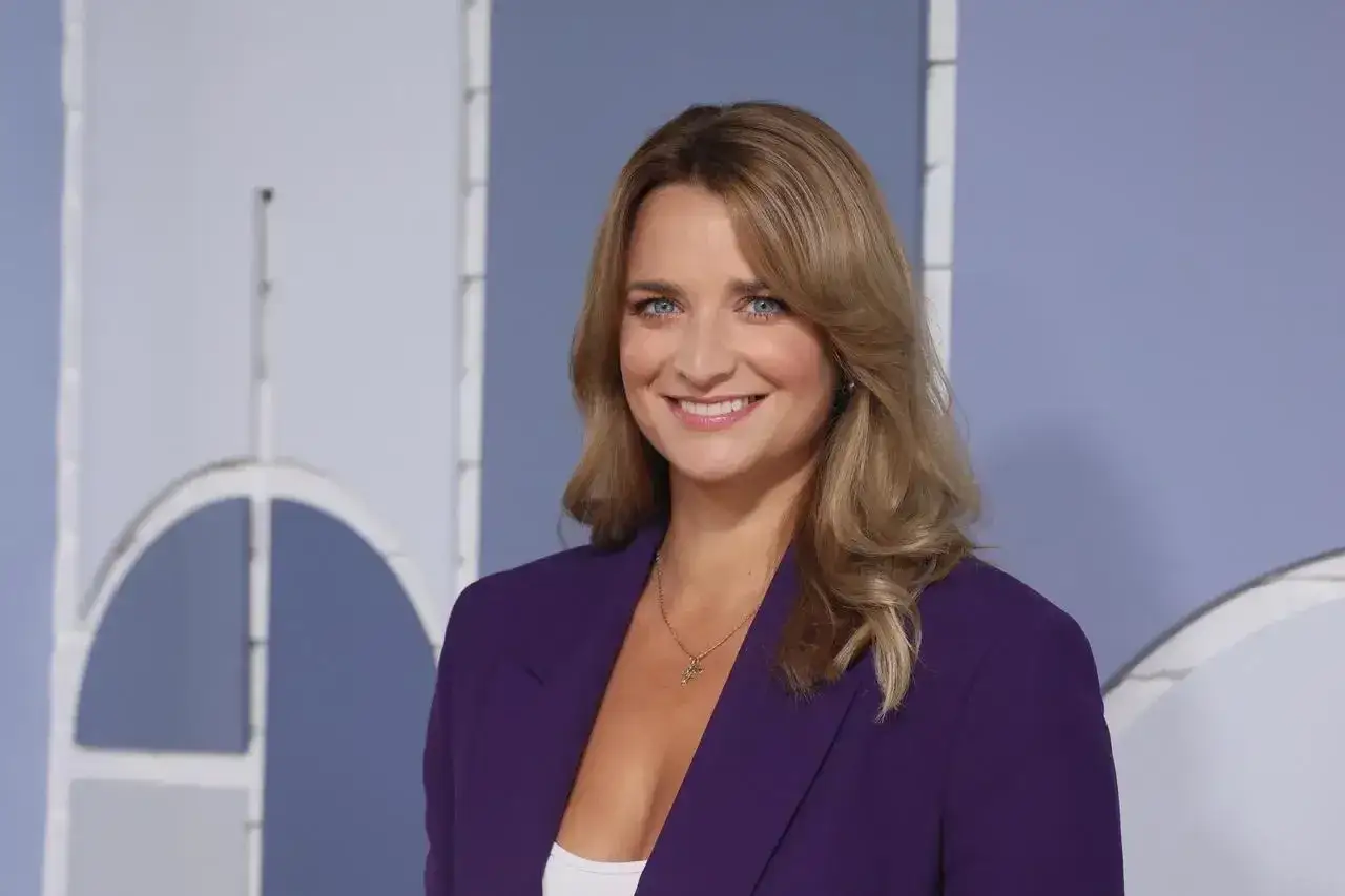 Dagmara Kaczmarek Szałkow w fioletowej marynarce, gotowa do wydania Faktów TVN.