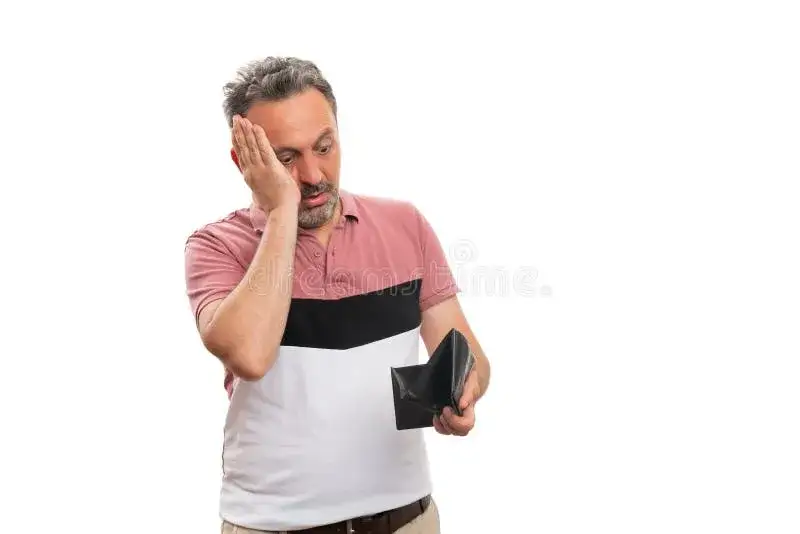 osoba zmartwiona patrząca na telefon i pusty portfel