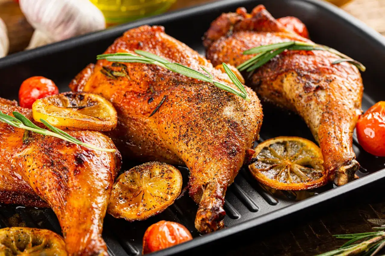 Złocisty kurczak pieczony z cytryną i rozmarynem, pachnący przyprawą.