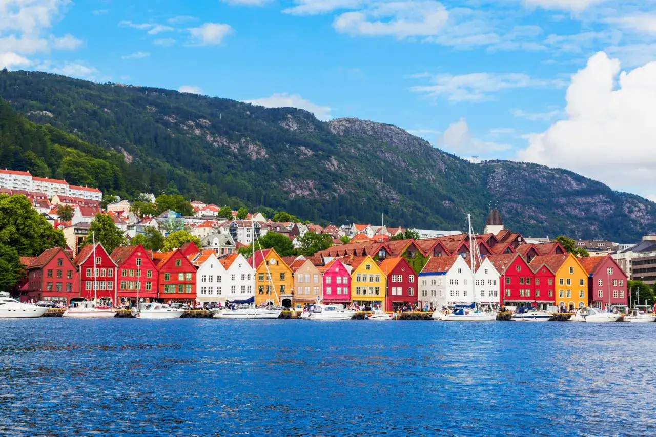 Kolorowe domki Bryggen w Bergen, wpisane na listę UNESCO, to idealne miejsce, by zacząć zwiedzanie.